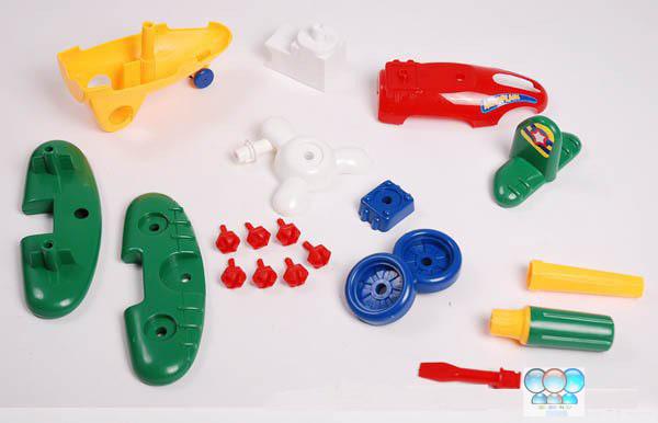 内配一个塑料螺丝刀,可以把玩具拆卸成一个个小零件,然后再自己动脑